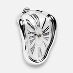 Schmelzende Retro-Uhr – Ein Hauch von surrealistischer Kunst