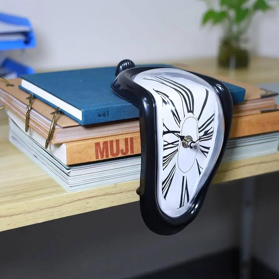 Schmelzende Retro-Uhr – Ein Hauch von surrealistischer Kunst