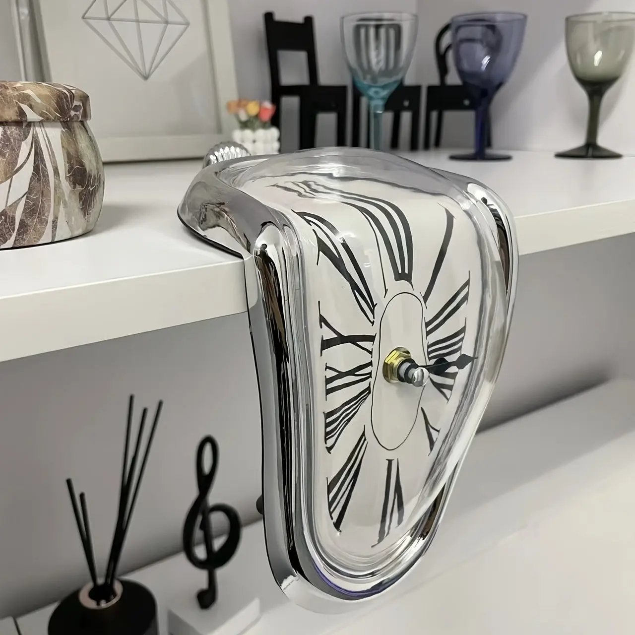 Schmelzende Retro-Uhr – Ein Hauch von surrealistischer Kunst