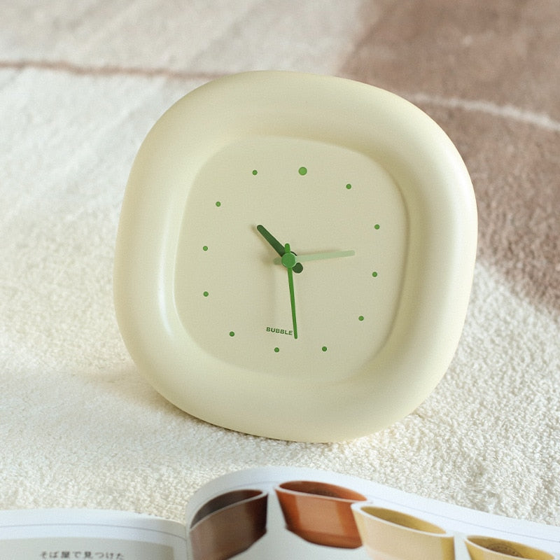 Minimalistische Wanduhr mit modernem Design