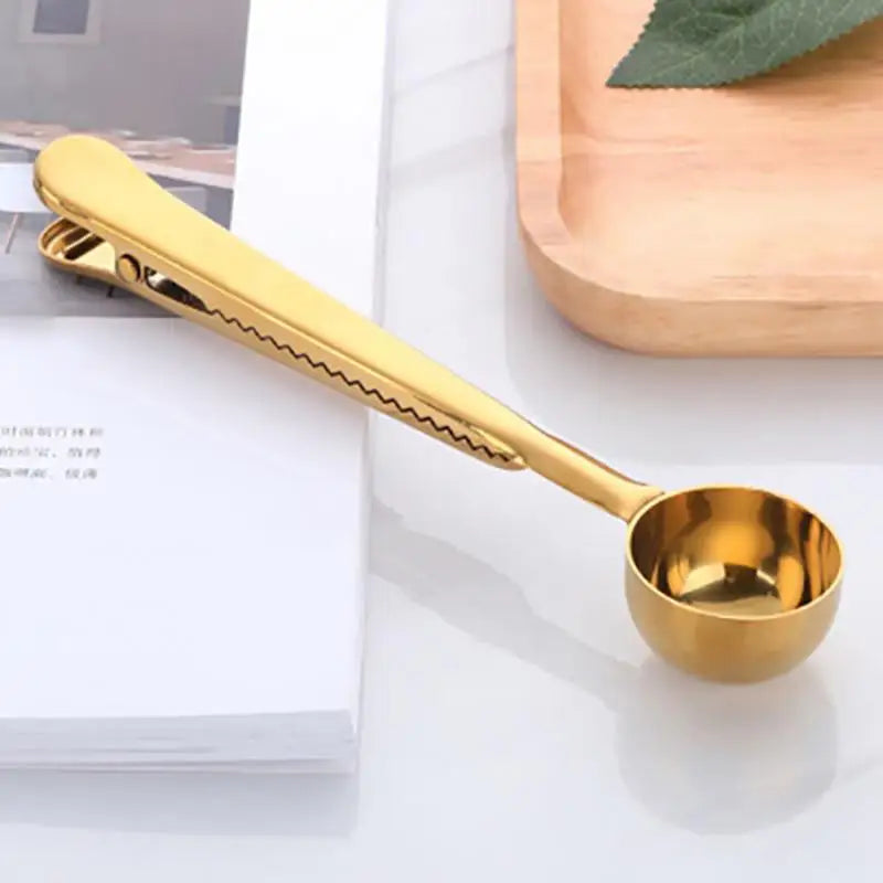 Coffee scoop with clip