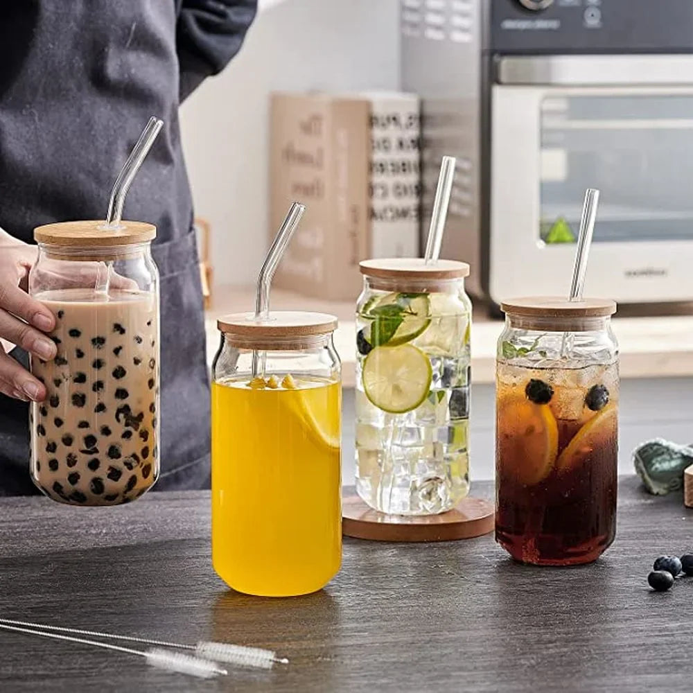 Nachhaltiges Glas mit Bambusdeckel für unterwegs