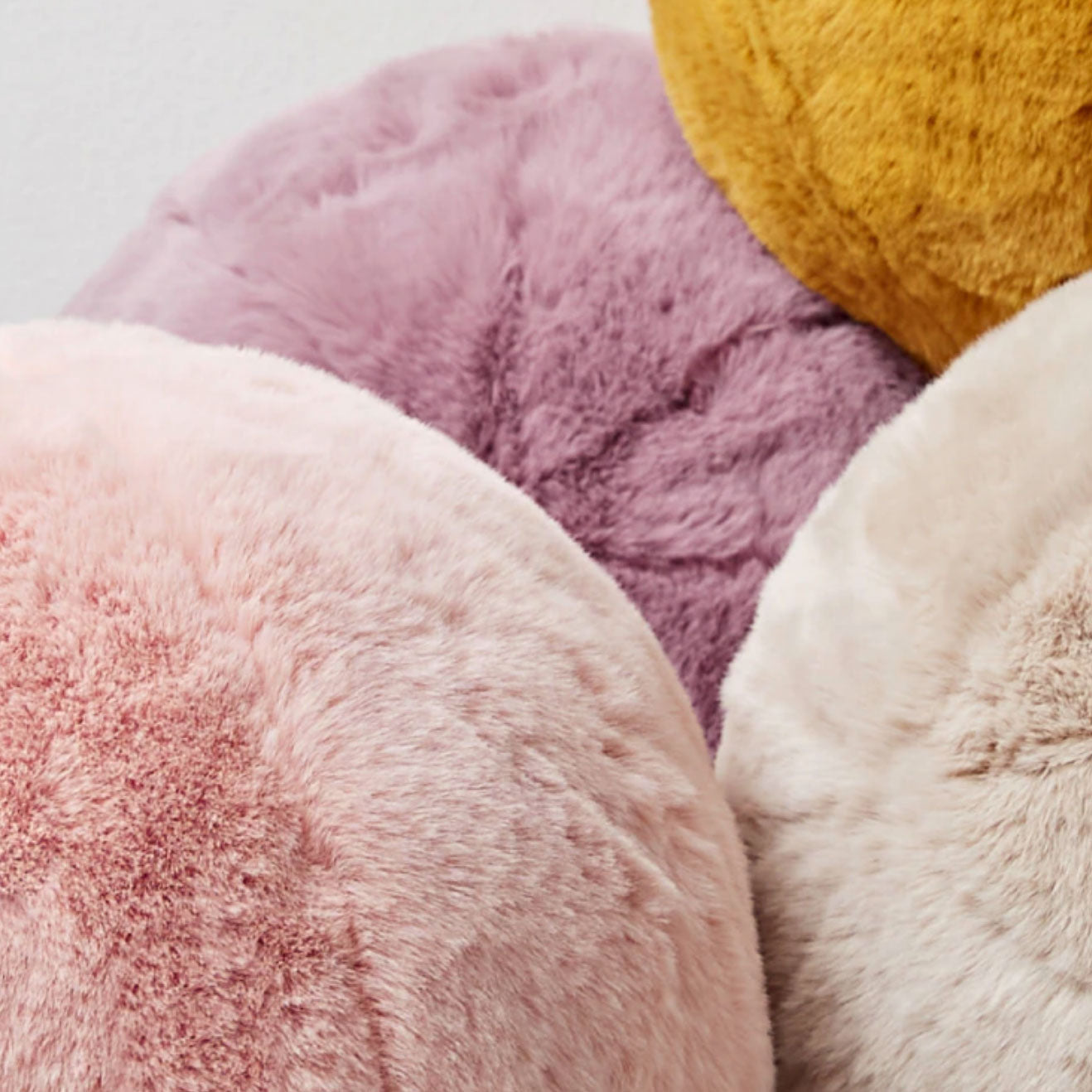 Round short-pile faux fur cushion