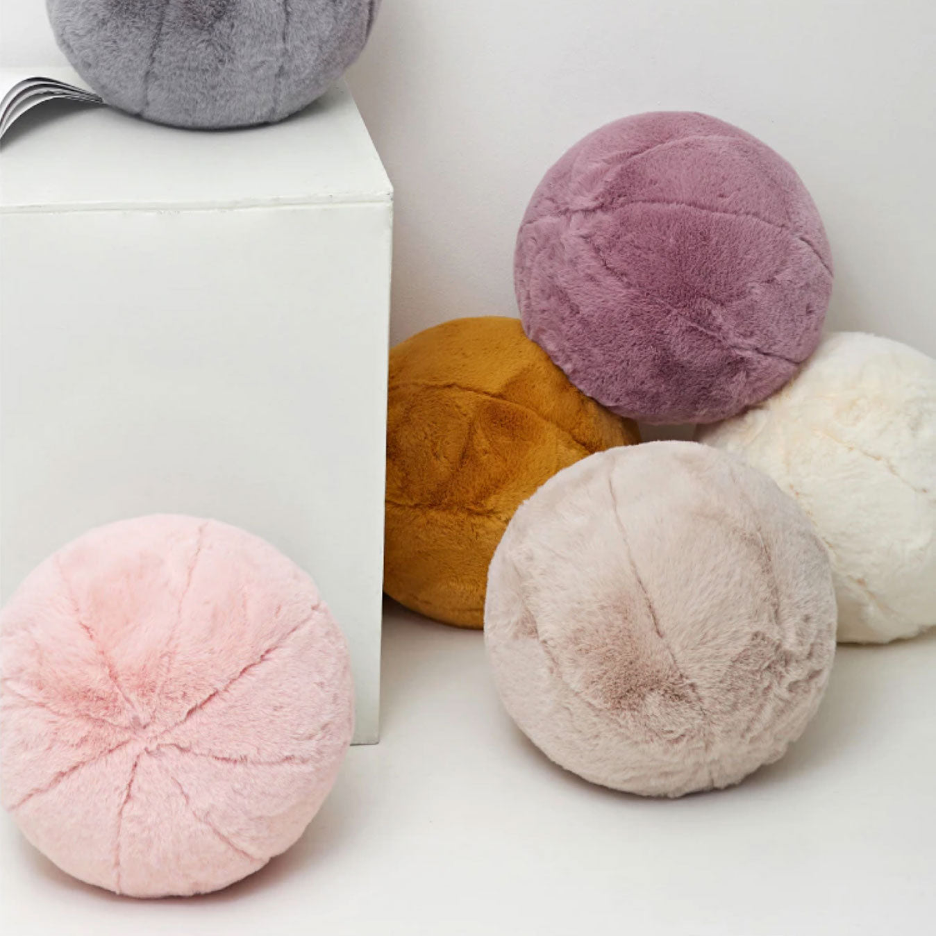 Round short-pile faux fur cushion
