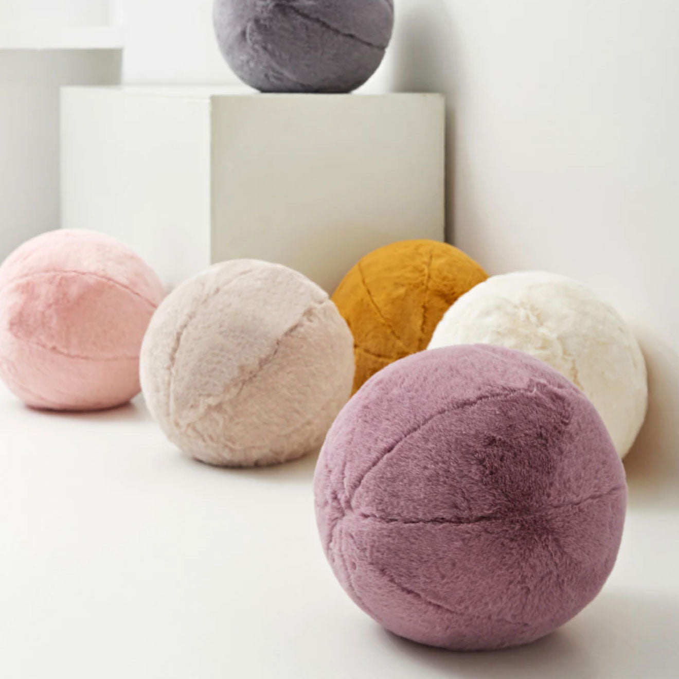 Round short-pile faux fur cushion