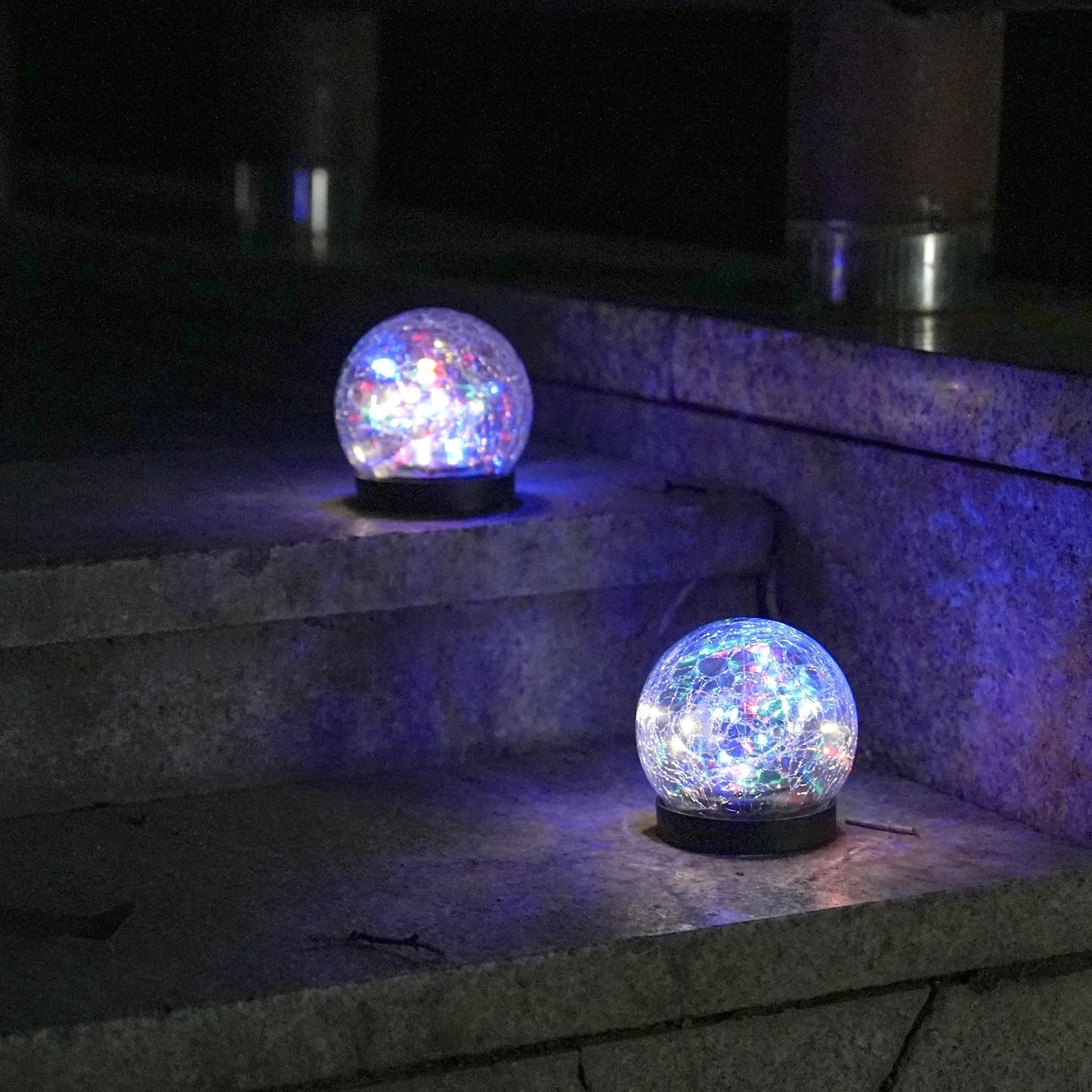 Solar Garden Light in Modern Ball Design with Colour Change