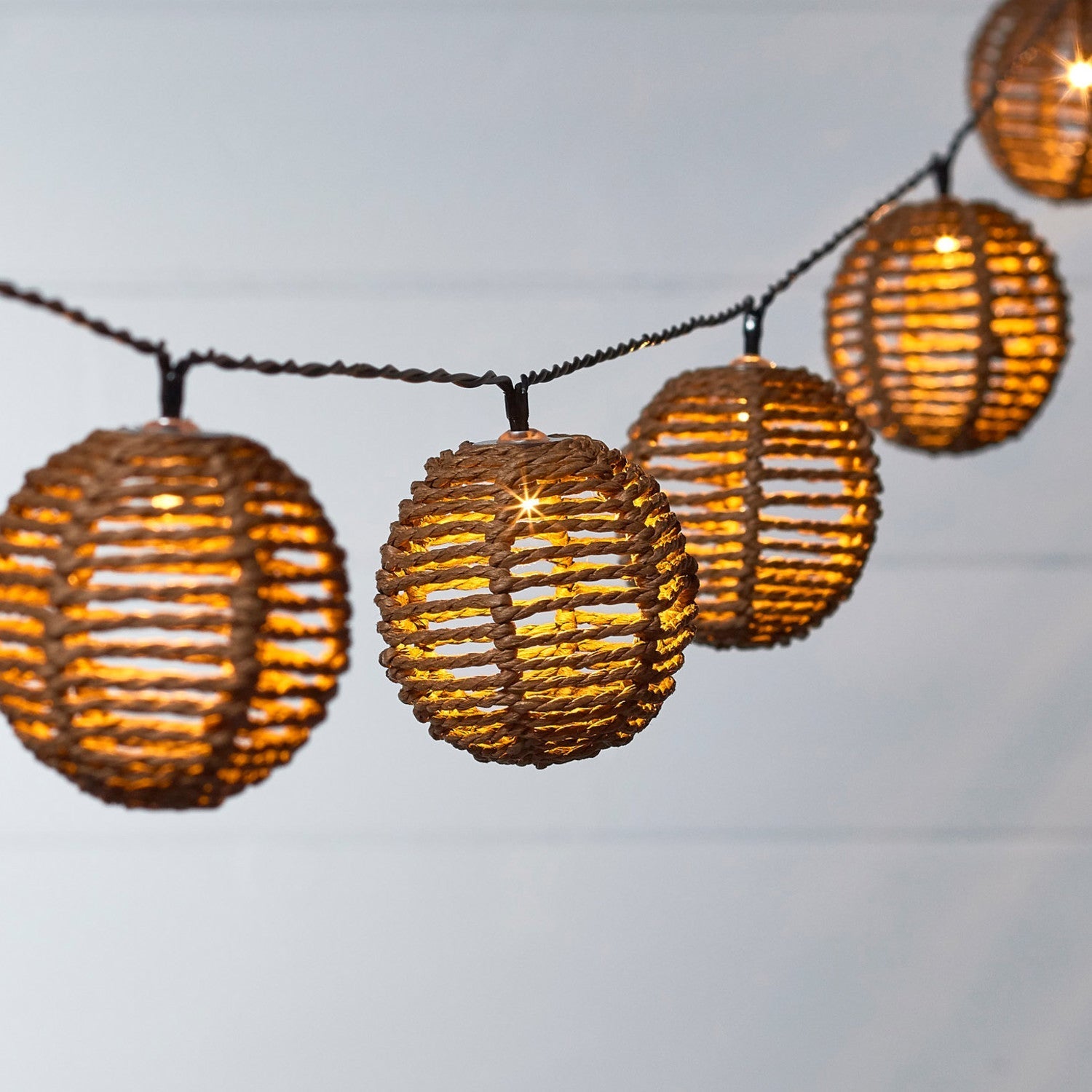 Sonnenlicht Rattan-Lichterkette - 10 Ballbeleuchtungen mit 8 Effekten, 2,25 m Warmweiß für den Außenbereich