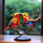 Wunderschöne Vögel aus Glas auf einem Ast – Tischdekoration