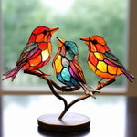Wunderschöne Vögel aus Glas auf einem Ast – Tischdekoration