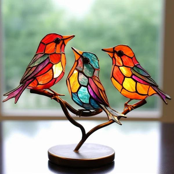 Wunderschöne Vögel aus Glas auf einem Ast – Tischdekoration
