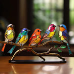 Wunderschöne Vögel aus Glas auf einem Ast – Tischdekoration