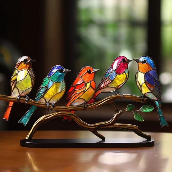 Wunderschöne Vögel aus Glas auf einem Ast – Tischdekoration
