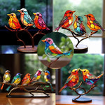 Wunderschöne Vögel aus Glas auf einem Ast – Tischdekoration