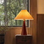 Elegante Tischlampe mit gefaltetem Schirm und Holzsockel