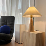 Elegante Tischlampe mit gefaltetem Schirm und Holzsockel