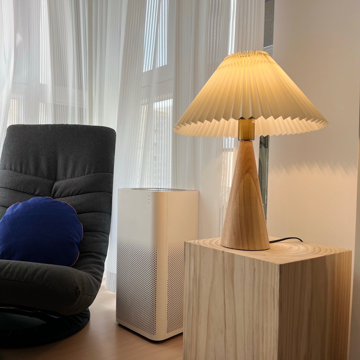 Elegante Tischlampe mit gefaltetem Schirm und Holzsockel