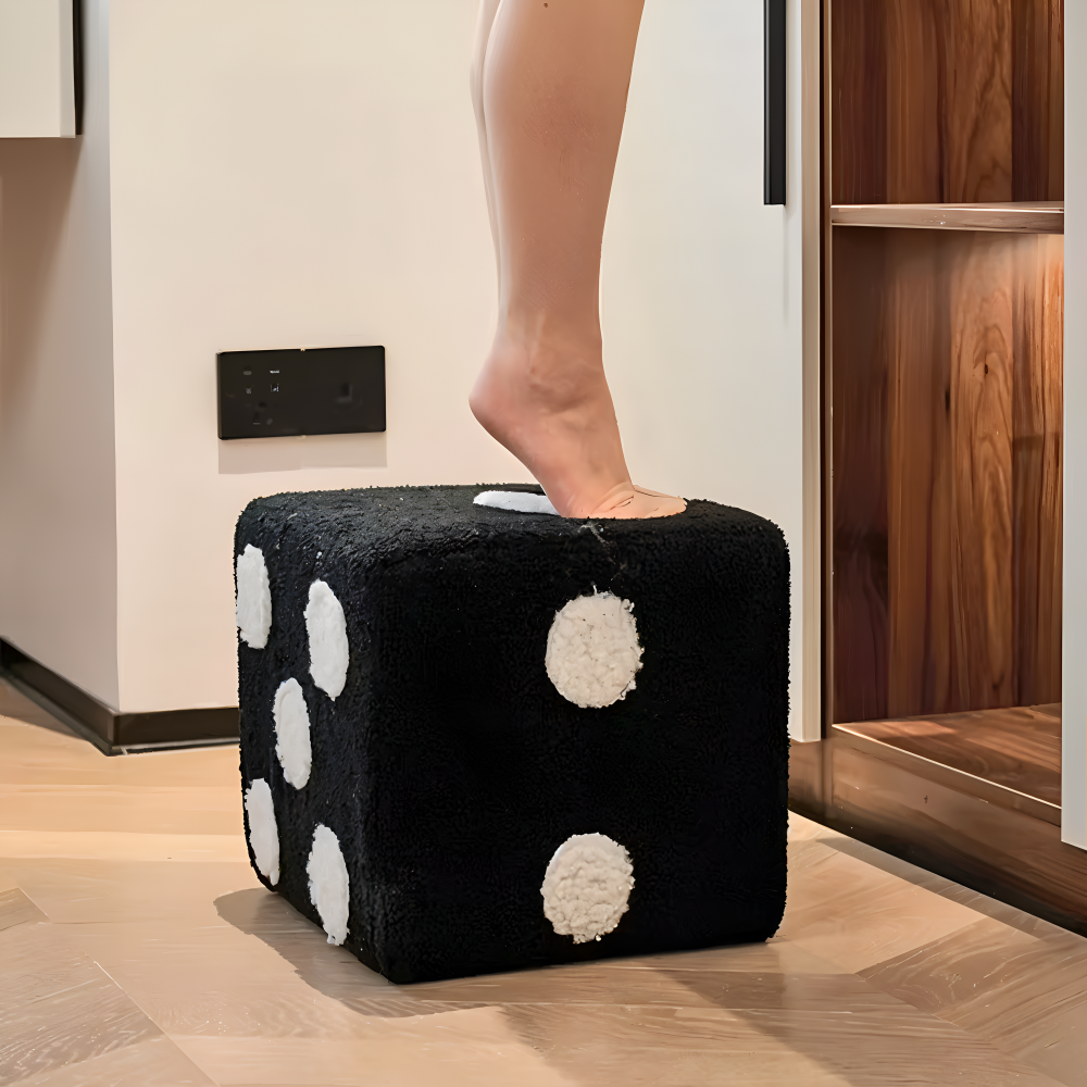Eleganter Samtwürfelhocker – Vielseitige Sitzgelegenheit für moderne Räume