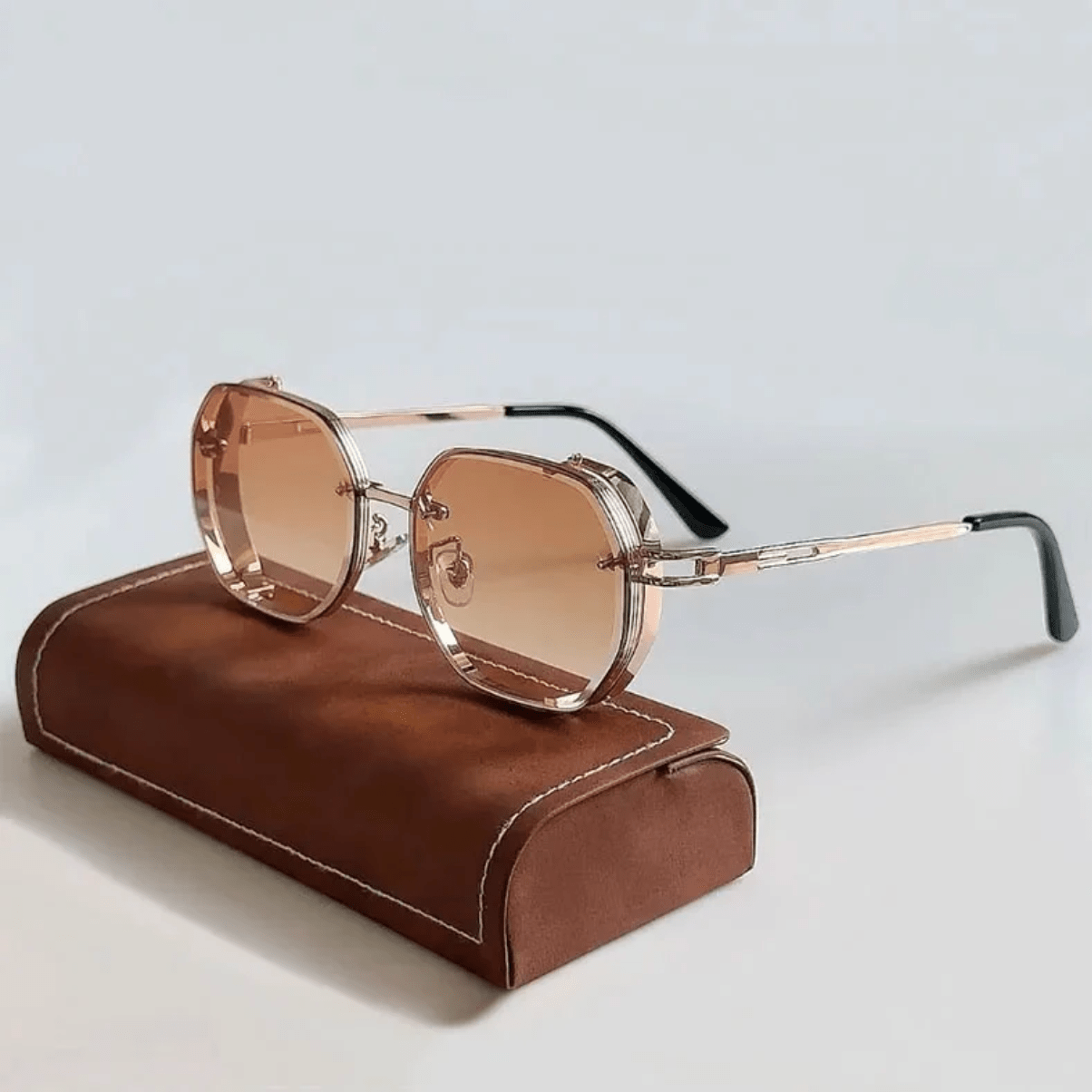 Elegante Sonnenbrille mit robustem Metallrahmen und UV-Schutz