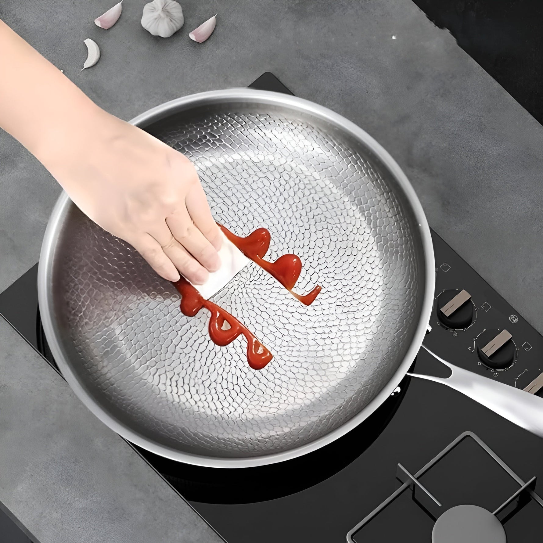Nature-friendly frying pan without coating for every hob