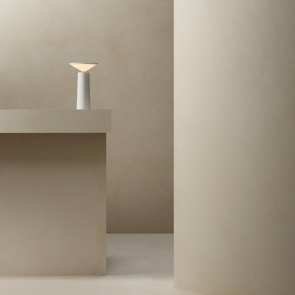 Stilvolle Tischlampe – Wiederaufladbare LED-Beleuchtung mit Dimmfunktion