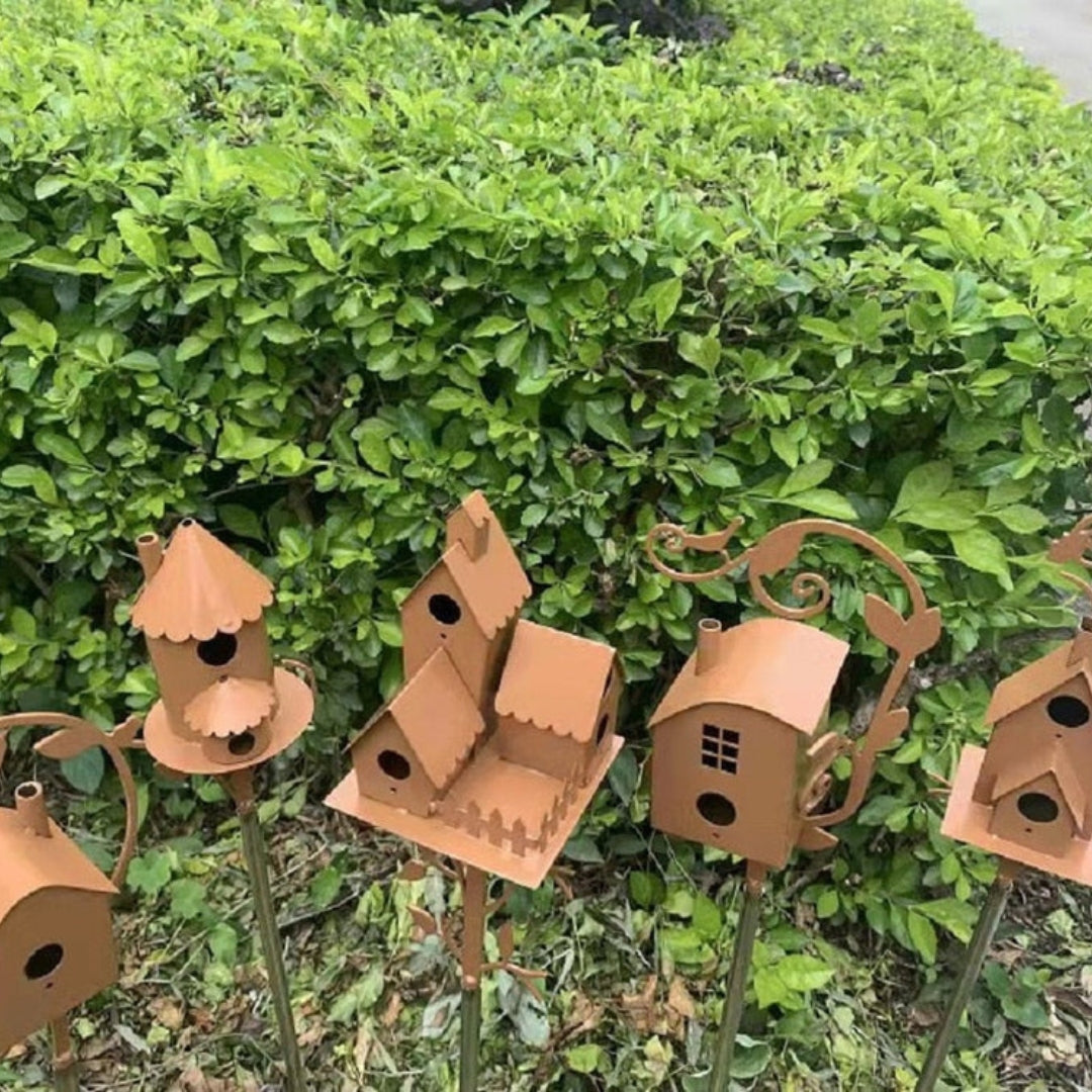 Zierliche Vogelhaus Gartenstecker – Rustikaler Charme