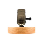 Klassische Tischlampe aus Holz mit warmem LED-Licht