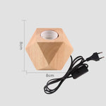 Klassische Tischlampe aus Holz mit warmem LED-Licht