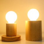 Klassische Tischlampe aus Holz mit warmem LED-Licht