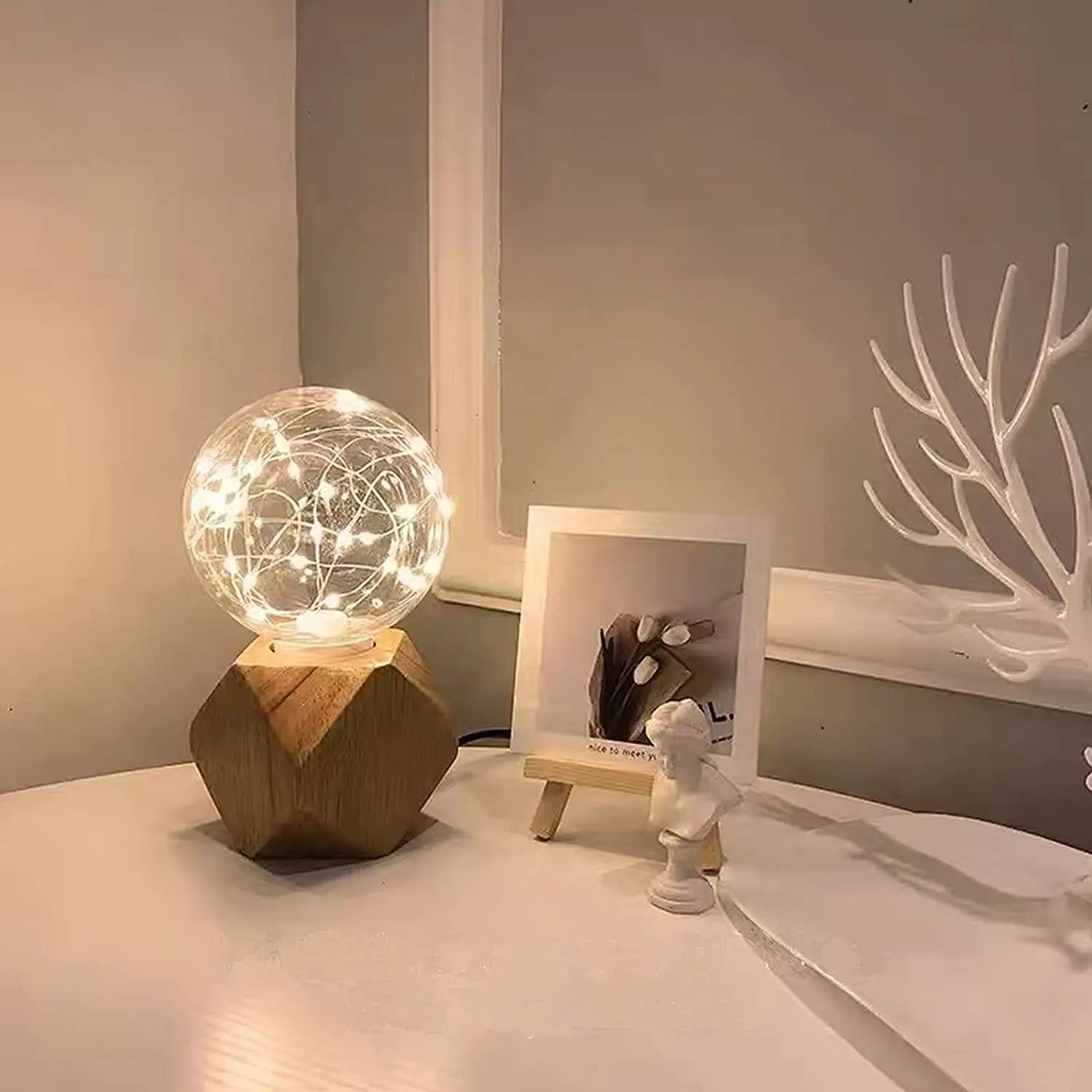 Klassische Tischlampe aus Holz mit warmem LED-Licht