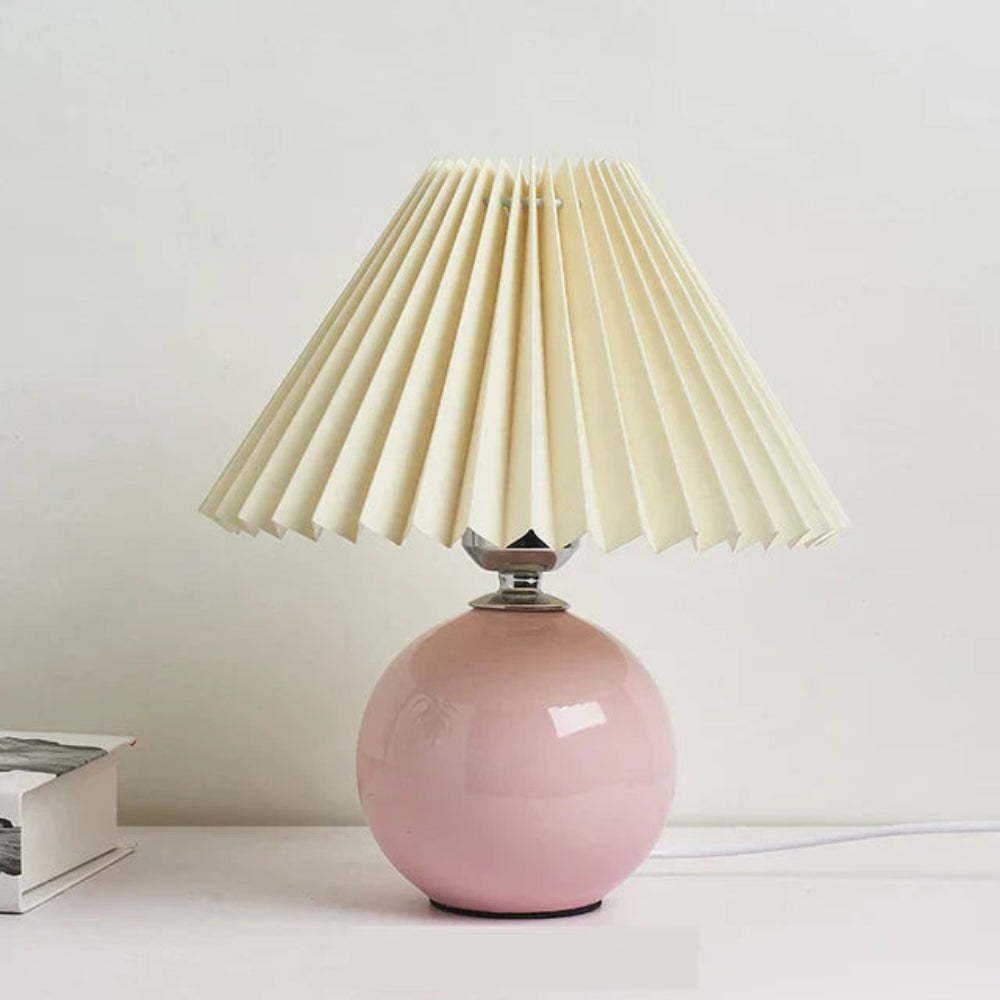 Elegante Tischlampe mit Faltenschirm – Für eine Gemütliche Atmosphäre