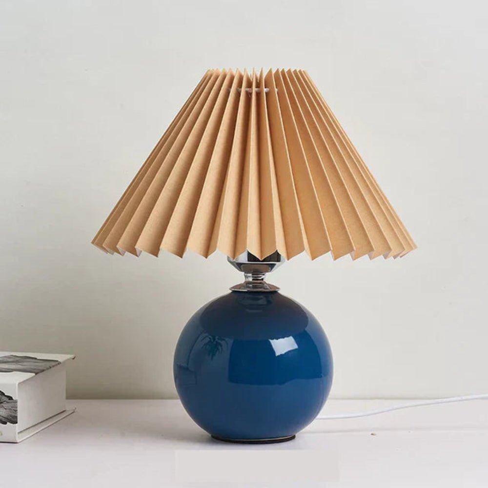 Elegante Tischlampe mit Faltenschirm – Für eine Gemütliche Atmosphäre
