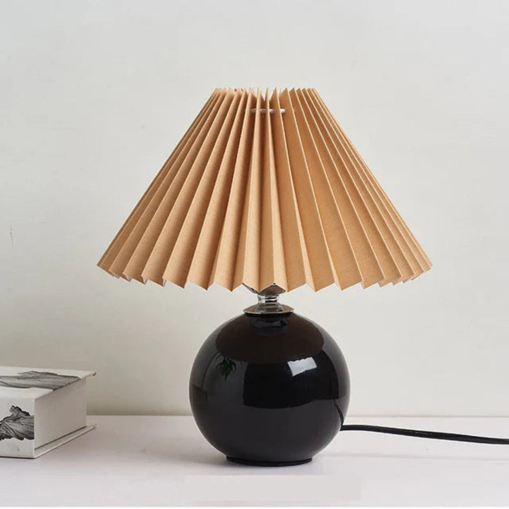 Elegante Tischlampe mit Faltenschirm – Für eine Gemütliche Atmosphäre