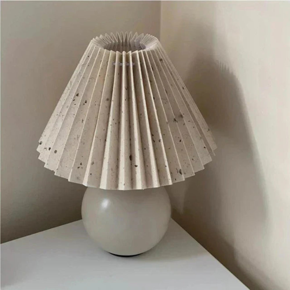 Elegante Tischlampe mit Faltenschirm – Für eine Gemütliche Atmosphäre