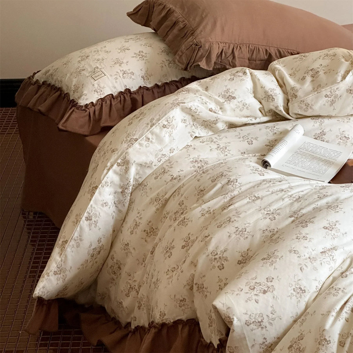 Bedding Set 4-Piece Breathable Cotton Blend Ruffled Edges