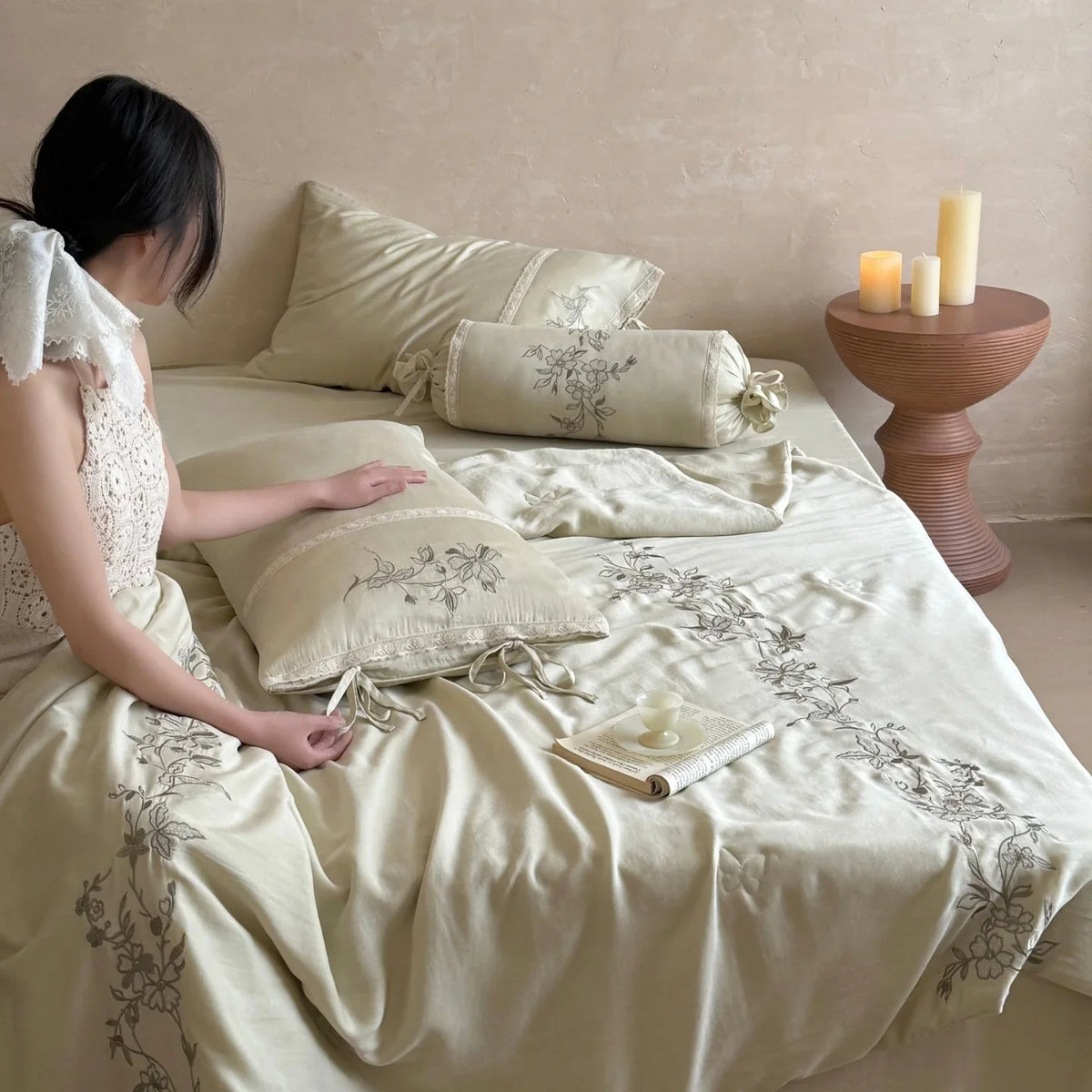 Bedding Set Breathable Cotton Satin Floral Embroidery 4-Piece