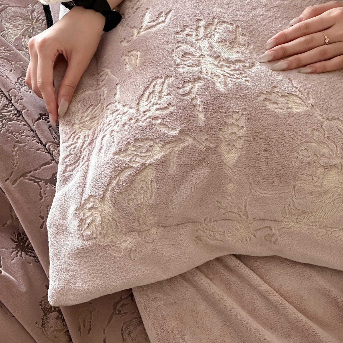 Bedding Set Floral Embroidered Breathable 4-Piece Set