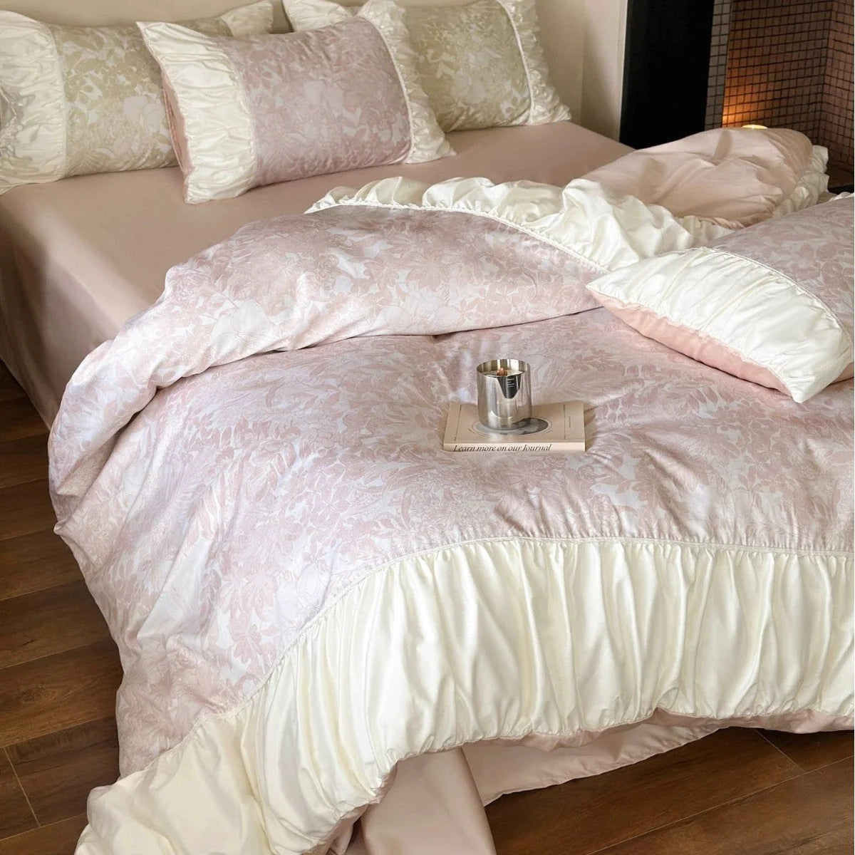 Bedding Set Floral Jacquard Ruffled Edges Satin Finish 4-Piece Set
