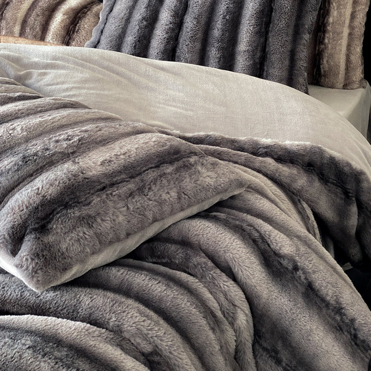 Bedding Set Striped Faux Fur 4-Piece Set
