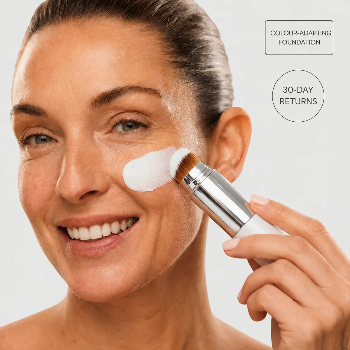 Foundation Colour-Adapting Built-In Brush Compact