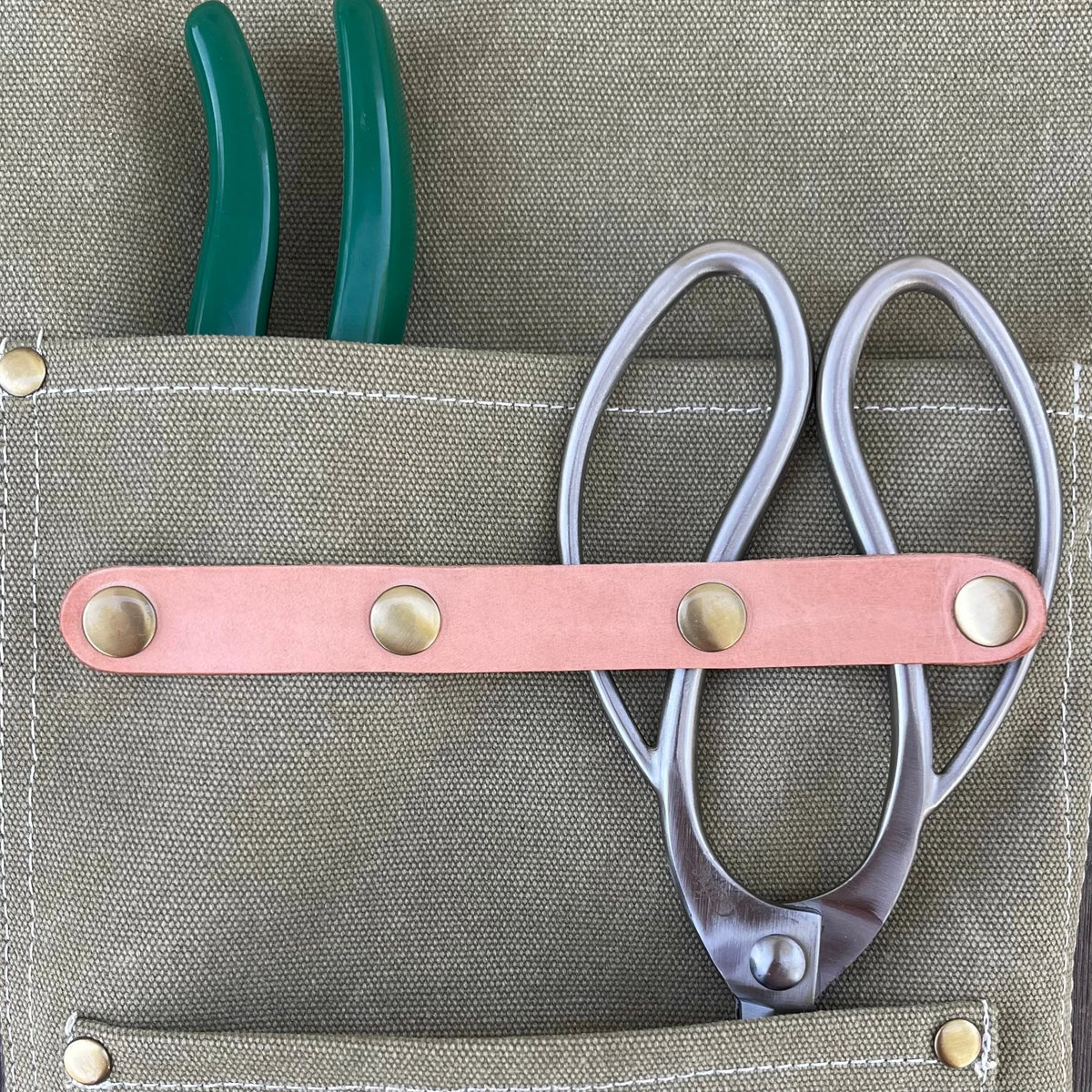 Gardening Apron Waxed Cotton Canvas Multiple Pockets & Adjustable Cross Straps
