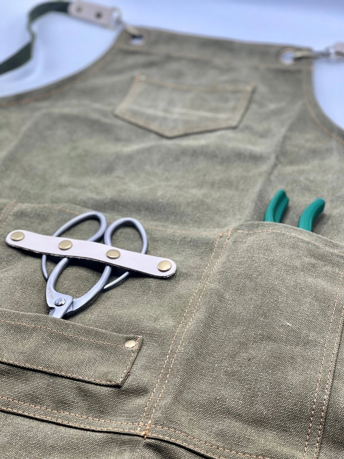 Gardening Apron Waxed Cotton Canvas Multiple Pockets & Adjustable Cross Straps