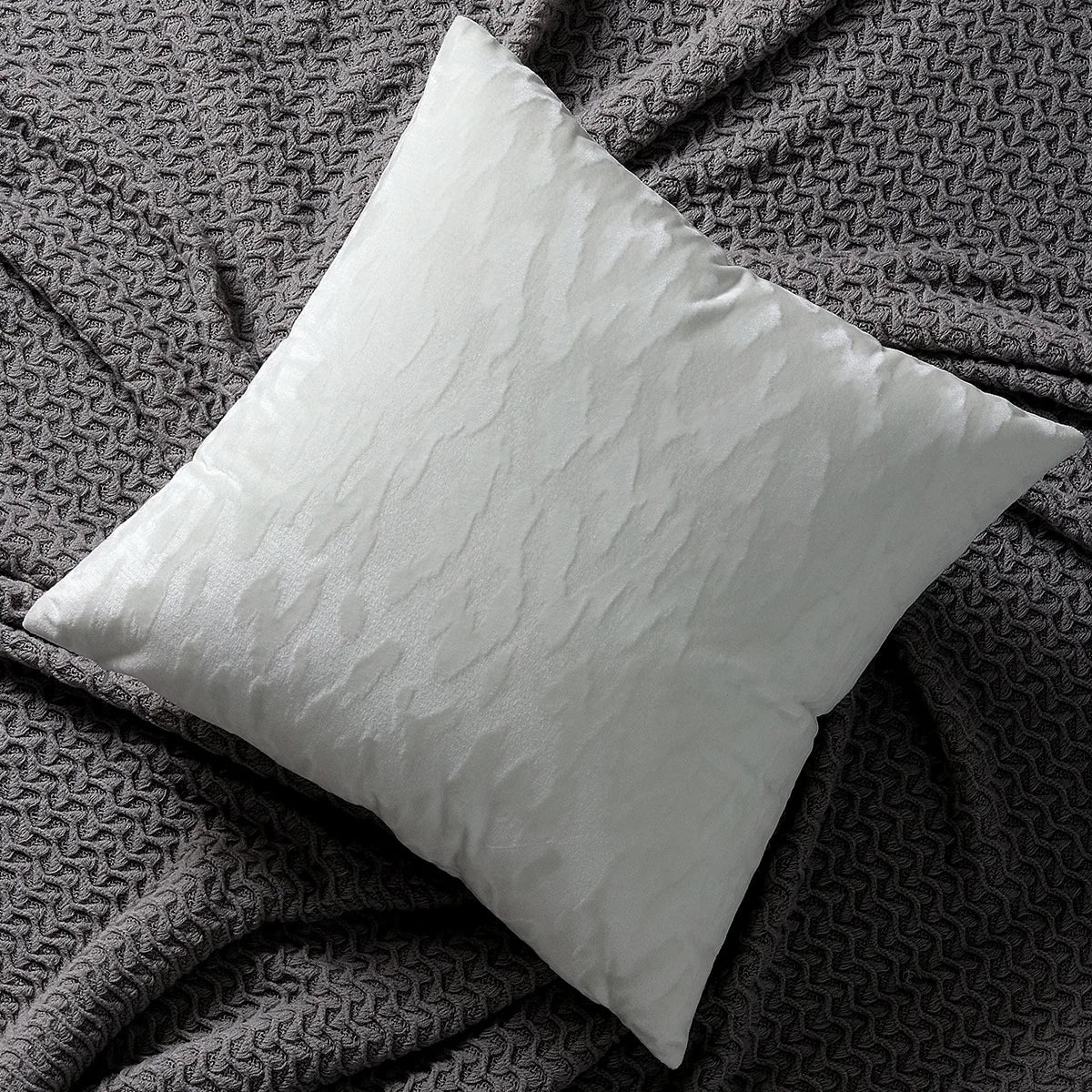 Throw Pillow Cover Low-Pile Velvet Embossed Jacquard Hidden Zipper