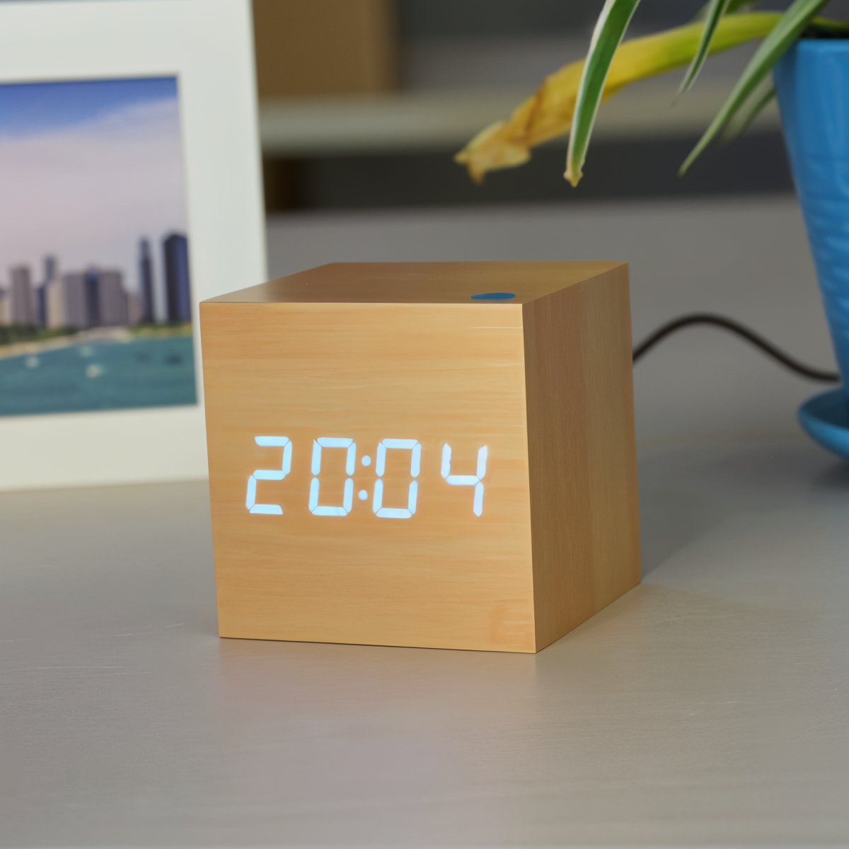 Stilvolle LED-Wanduhr aus Holz für modernes Wohnen