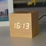 Stilvolle LED-Wanduhr aus Holz für modernes Wohnen