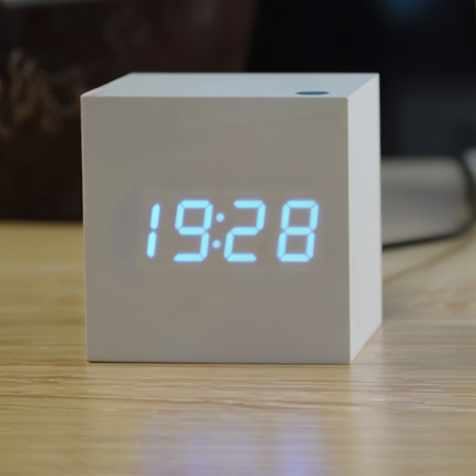 Stilvolle LED-Wanduhr aus Holz für modernes Wohnen