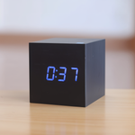 Stilvolle LED-Wanduhr aus Holz für modernes Wohnen