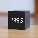Stilvolle LED-Wanduhr aus Holz für modernes Wohnen