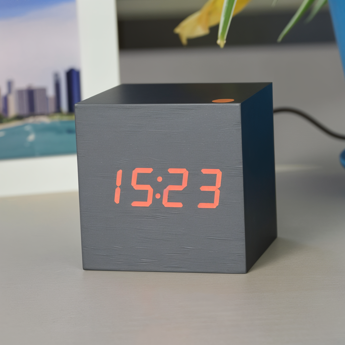 Stilvolle LED-Wanduhr aus Holz für modernes Wohnen