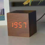 Stilvolle LED-Wanduhr aus Holz für modernes Wohnen