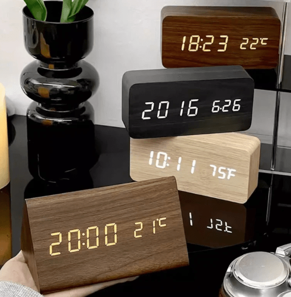 SmartWood – Intelligente Holz-Wanduhr mit Sprachsteuerung